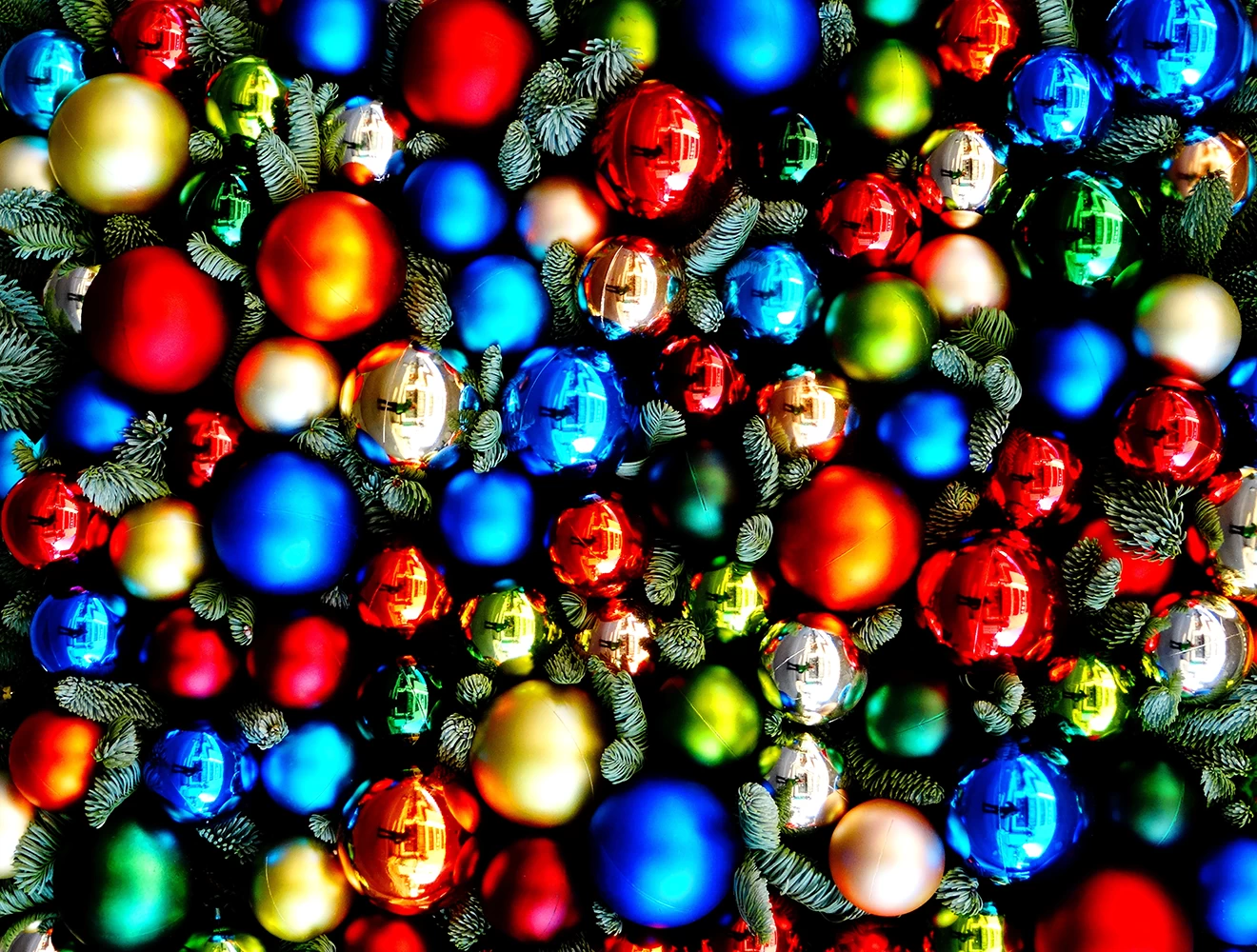 Christmas Baubles - Impuzzible No.16 - 1000 Piece Jigsaw Puzzle